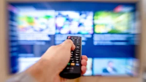 IPTV testen: Person prüft einen IPTV-Stream vor dem Kauf