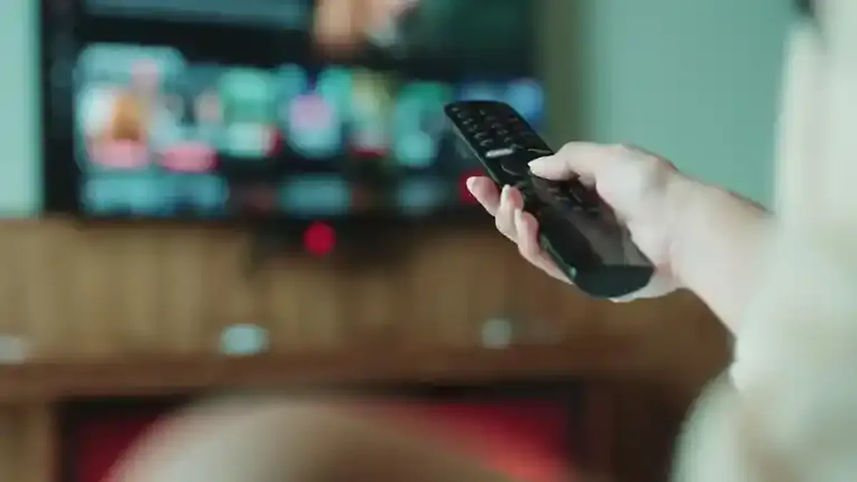 Worauf Sie bei einem IPTV-Anbieter für Sport achten: Fernbedienung in der Hand