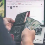 IPTV Abo Preise vergleichen am Laptop